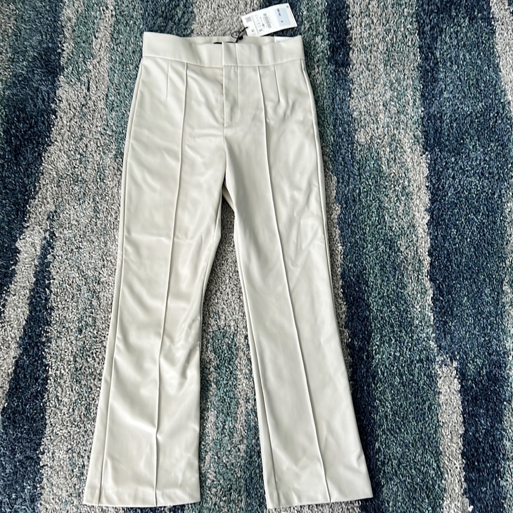 Never worn Zara, size small, 2022 season. Light beige leather. Flare Ankle pant